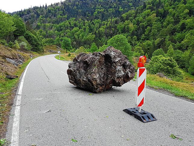 Dieser riesige Felsbrocken stürzte am Sonntag, 3. Mai auf die Landstraße 149 bei Präg. Die Untersuchungen des Hangs oberhalb der ...