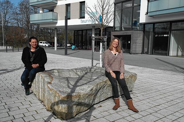 Ansprechpartner im Büro für Gemeinwesenarbeit in Oberteuringen: Annika Taube und Michael Friedrich-Gaire bauen das Projekt „Lokale ...