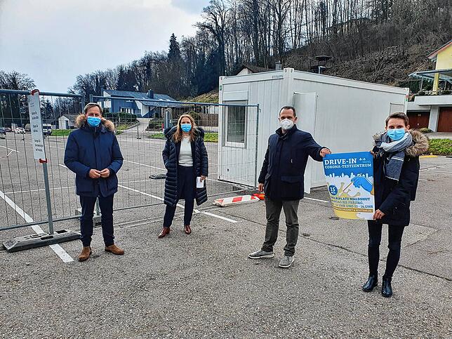 Sind gespannt, wie das Corona-Testzentrum auf dem Chilbiplatz angenommen wird (von links): OB Philipp Frank, Hauptamtsleiterin Ingrid ...