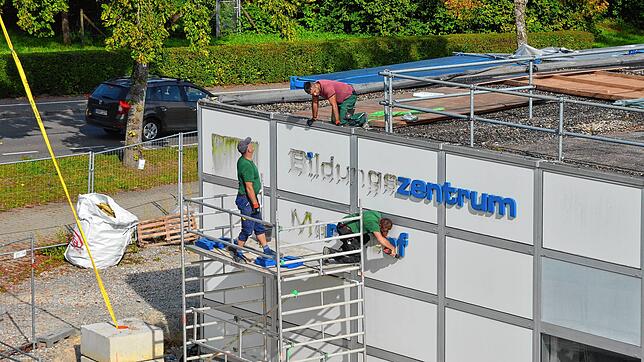 Aus Alt mach Neu: Die Sanierungsarbeiten am Bildungszentrum in Markdorf schreiten voran. In deren Zuge wird der Bau aus den 70ern auch ...