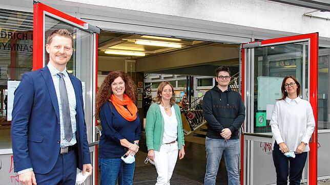Moralische Unterstützung für die Impfaktion im Friedrich-Hecker-Gymnasium (von links): OB Simon Gröger bedankt sich bei Schulleiterin ...
