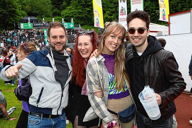 Bild 15: Strahlende Festival-Fans! Am ersten Nachmittag steigt die Stimmung