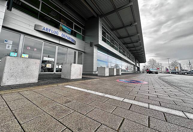 Vor dem Terminal am Flughafen Friedrichshafen: Aktuell geht es ruhig zu.