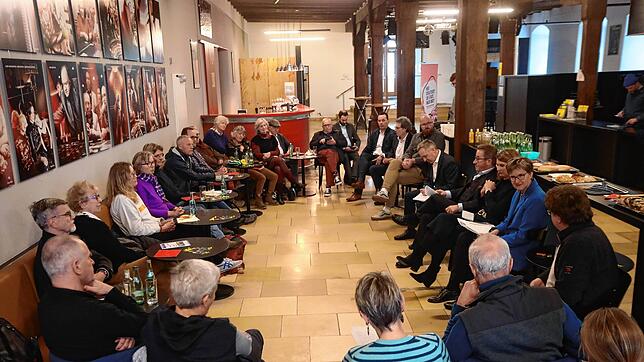 Das Thema Wohnen bewegt Konstanz: Viele Besucher und Experten nehmen am SÜDKURIER-Stadtgespräch am Donnerstag, 22. Februar, im Theater ...