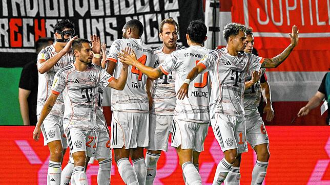 Harry Kane (Bayern München) (M) bejubelt mit dem Team sein Elfmetertor zum 0:1.