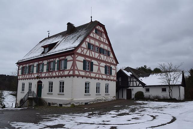 Der Zeiserhof (links) ist als Landschulheim mit 40 Betten gedacht. Die Ölmühle (Mitarbeiterwohnen) liegt etwas versteckt dahinter.