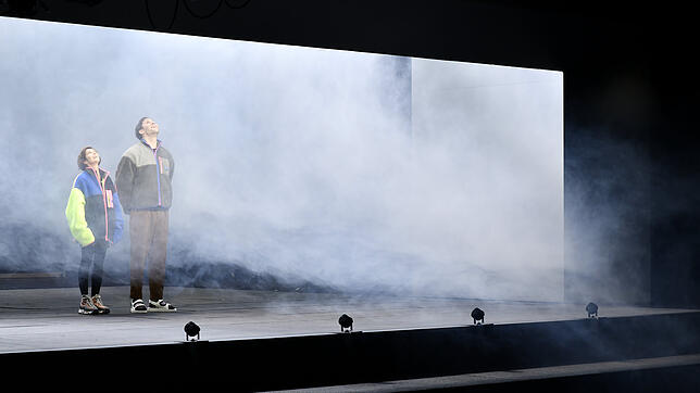 Im Nebel: die Schauspieler Karin Pfammatter und Maximilian Reichert.