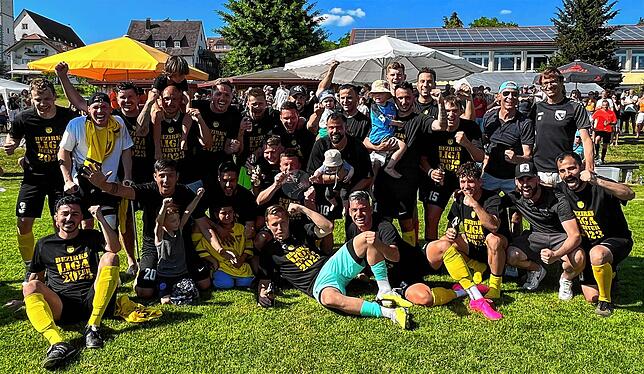 Der FC Öhningen-Gaienhofen feiert die Bezirksliga-Meisterschaft.