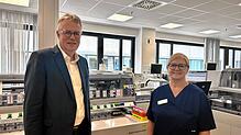 Klinikgeschäftsführer Matthias Geiser und Laborleiterin Petra Saile stehen vor der neuen Laborstraße, die vor Kurzem in Betrieb genommen ...