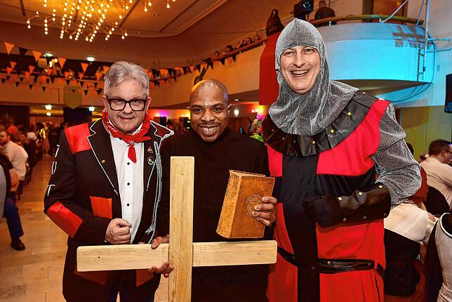Hüfinger Kolpingball 2024 &ndash; &bdquo;Mittelalterliches Ritterspektakel auf Burg Kolping&ldquo;: Auch die Promis hatten beim Hüfinger ...