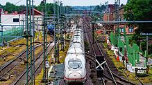 Ein ICE fährt wenige Stunden vor der Vollsperrung auf der Riedbahn. Die Fernverkehrsstrecke zwischen Frankfurt und Mannheim ist auf ...
