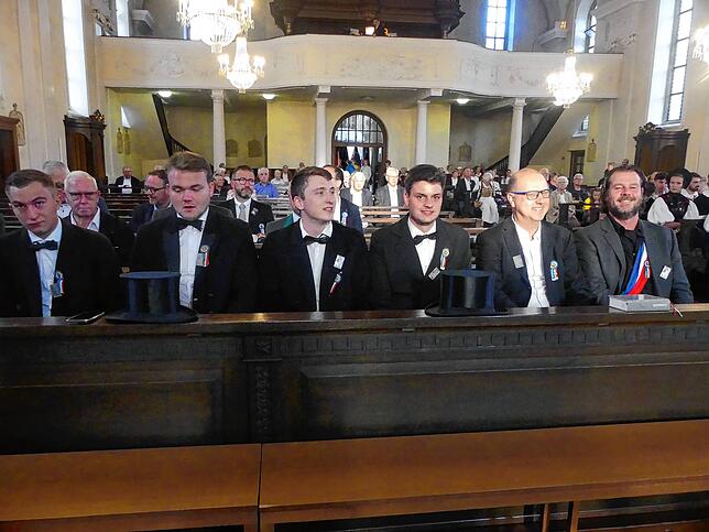 Die Junggesellen beim Gottesdienst mit Bockgötti Markus Roth (Zweiter von rechts) und Bockgewinner Oliver Novak (rechts).