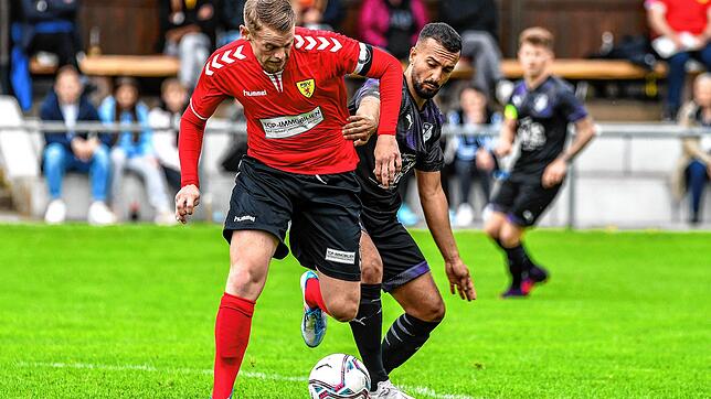 Einsatz ungewiss: Ob der Rheinfelder Kapitän Jeremy Stangl (links), der den Ball gegen den Wittlinger Luigi Squillace abschirmt, im ...