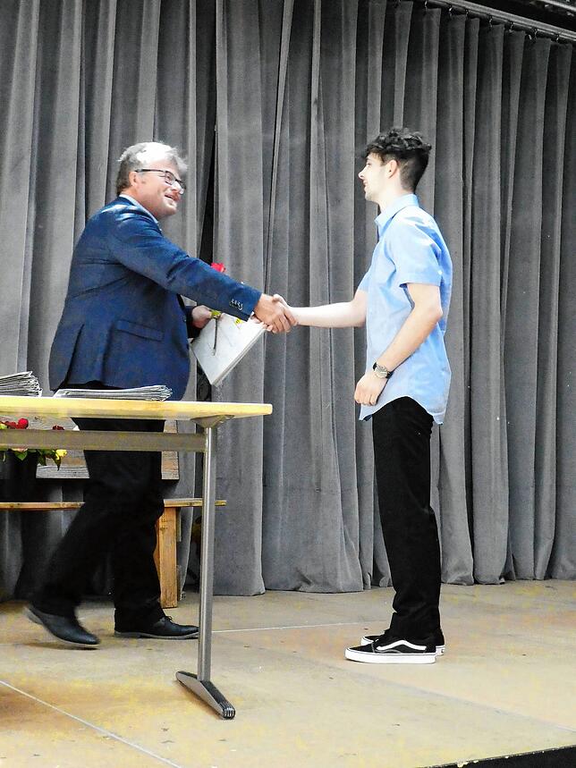 Bild 25: In der Aula des Gymnasiums wurden den 65 Abiturienten feierlich ihre Zeugnisse überreicht