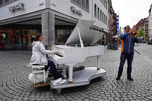 Ein schöner Anblick an einem wolkenverhangenen Tag mitten in Villingen und alle freuen sich über das Freiluft-Konzert.