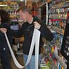 Rolf Breu bertreibt den Kiosk beim Markdorfer Bahnhofsgebäude seit 25 Jahren. Links die Teilzeitangestellte Margit Polaczek, sie ist ...