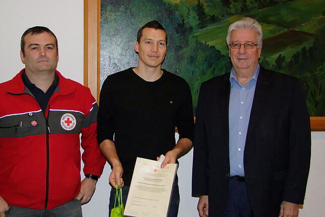 Ein herzlicher Dank ging beim Bürgergespräch in Bergöschingen an Andreas Rutschmann (Mitte) für zehnmaliges Blutspenden. Stefan Scheuble ...