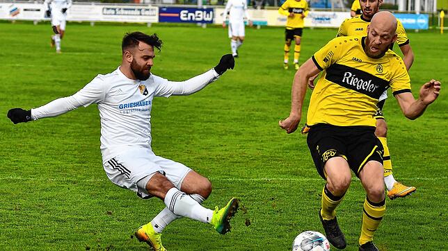 Abschied: Sandro D&lsquo;Accuro (links, in seinem letzten Spiel beim FV Herbolzheim) ist nicht mehr beim SV 08 Laufenburg.
