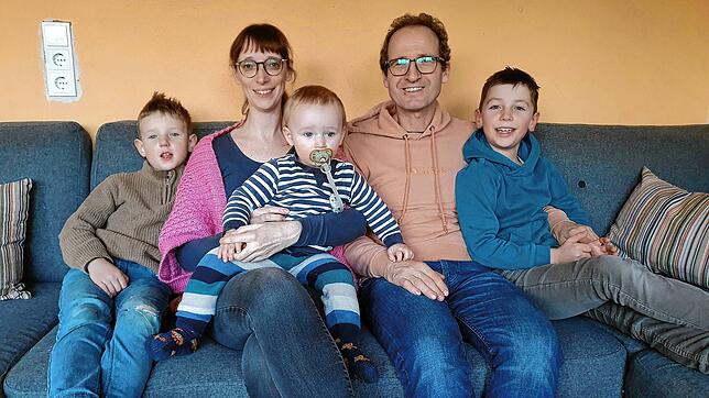 Rabea und Edmund Nock organisieren ein kleines Abschiedsfest mit Freunden und Nachbarn, bevor ihr Sohn Levi für ein halbes Jahr nach ...