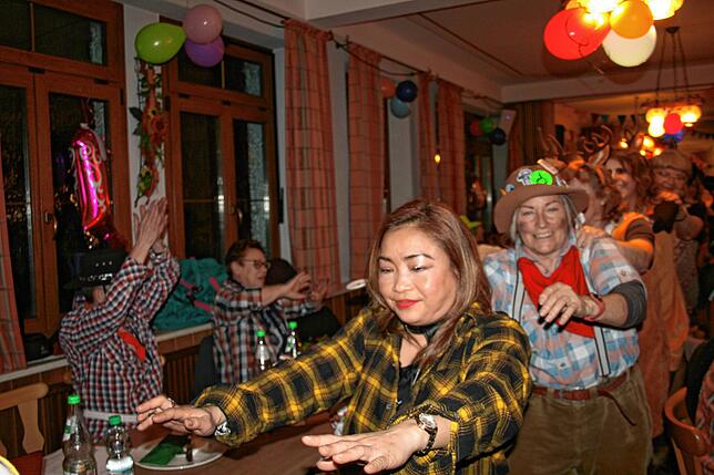 Bild 14: Gasthaus in Aftholderberg im Zeichen der Cowgirls – Schunkeln und Mitsingen beim Weiberball!