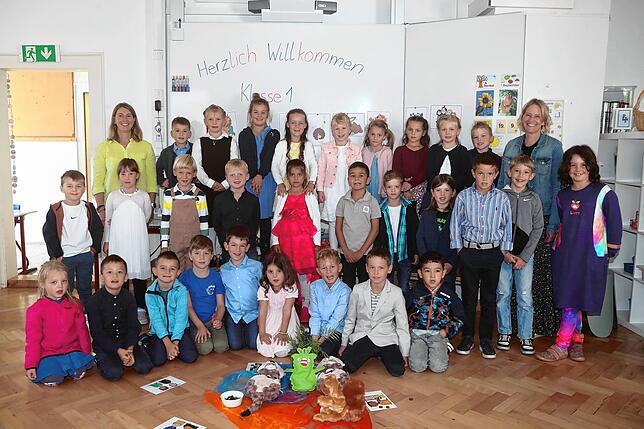 Die neuen Erstklässler der Ostbaarschule Oberbaldingen sind hier mit ihren Klassenlehrerinnen Yvonne Schnee-Hauger (links) Kerstin ...
