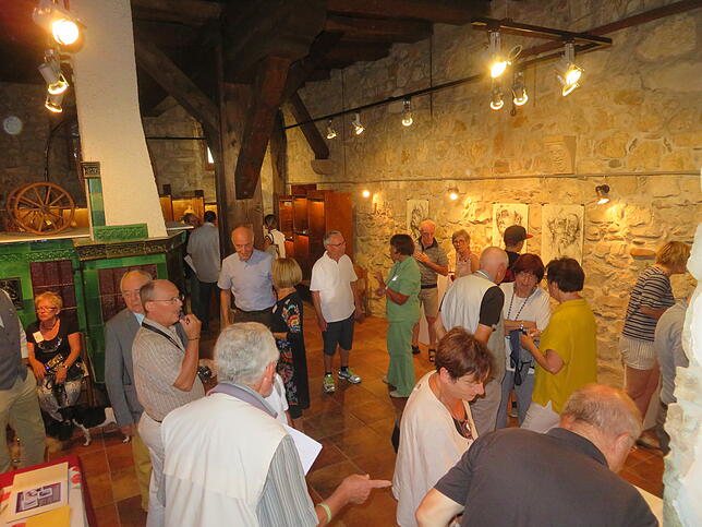 Beide Räume des Museums waren voll belegt, so groß war das Interesse an der Ausstellung der Künstlerin.