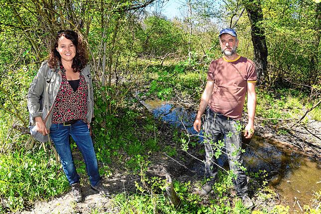 Sabrina Molkenthin, Leiterin des Umweltzentrums Stockach, und Oliver Rascher, Landwirt auf dem Erlenhof, stehen am Steinbühlgraben ...