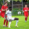 Ballbesitz: Der Laufenburger Paul Mendy (rechts vorn) deckt den Ball geschickt gegen Philip Beyer ab. Bis sieben Minuten vor dem Ende ...