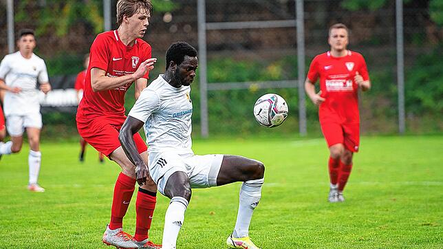 Ballbesitz: Der Laufenburger Paul Mendy (rechts vorn) deckt den Ball geschickt gegen Philip Beyer ab. Bis sieben Minuten vor dem Ende ...
