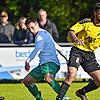 1:1-Unentschieden endete das Spiel zwischen dem FC Pfohren und SV Mundelfingen. Hier lässt der Mundelfinger Nikolai Strohmayer (rechts) ...