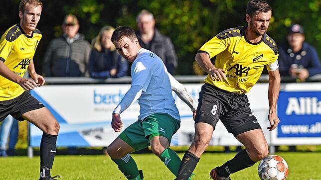 1:1-Unentschieden endete das Spiel zwischen dem FC Pfohren und SV Mundelfingen. Hier lässt der Mundelfinger Nikolai Strohmayer (rechts) ...