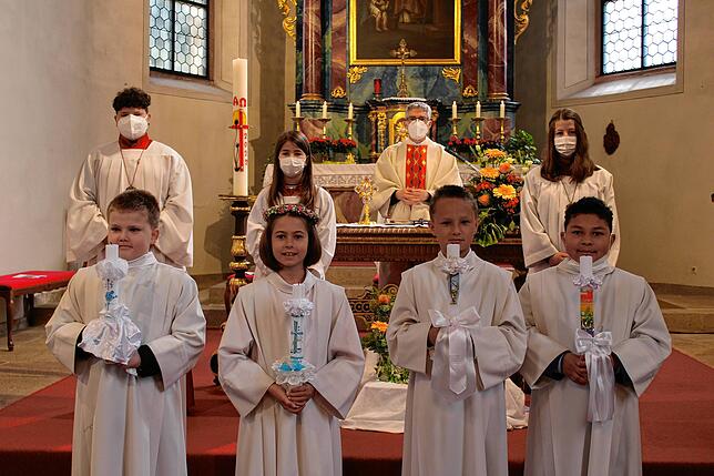 In der St.-Nikolaus-Kirche empfingen Erstkommunikanten ihre Kommunion. Pfarrer Brandl zelebrierte einen festlichen Gottesdienst. Auf dem ...