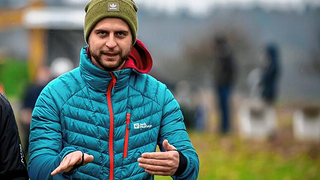 Weiter geht&lsquo;s: Der 2021 vom SV Jestetten gekommene Trainer Matthias Hertweck bleibt dem Aufsteiger FC Bergalingen auch in der ...