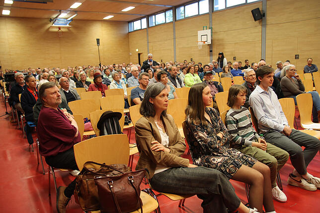 Die Besucher bei der Kandidatenvorstellung in der Albbrucker Halle.