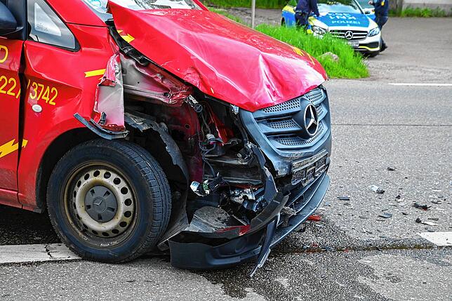 Auch das auffahrende Fahrzeug wird bei dem Unfall erheblich beschädigt.
