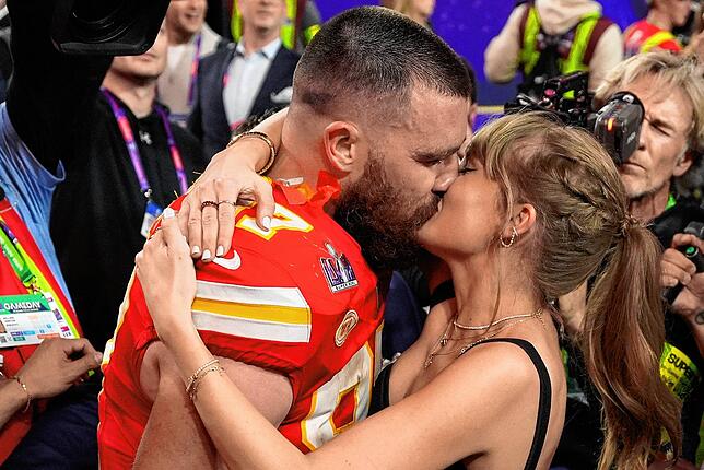 Taylor Swift küsst ihren Freund Travis Kelce nach seinem Sieg beim Super Bowl.