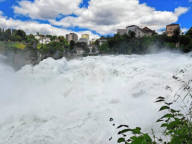 Das Hochwasser in der Region wirkt sich auch auf den Rheinfall aus.