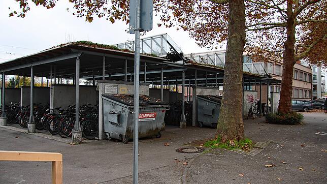 Am Radolfzeller Bahnhof will die Stadt ein Fahrradparkhaus bauen. Dieses soll den aktuellen Fahrradunterstand (im Bild) ersetzen.