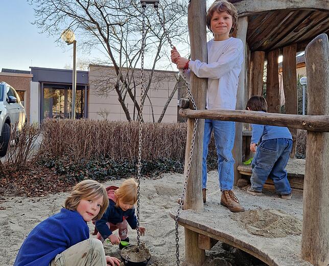 Carlo (11, links), Marie (2) und Samson (8) Frick aus Konstanz lieben das Buddeln im Sand auf dem Spielplatz im Irmapark.