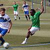 Manuel Hilser (links), hier im Duell mit Hermann Patrice Takuete vom FC Furtwangen, will mit dem FV Tennenbronn den Aufstieg in die ...