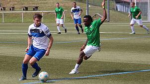 Manuel Hilser (links), hier im Duell mit Hermann Patrice Takuete vom FC Furtwangen, will mit dem FV Tennenbronn den Aufstieg in die ...