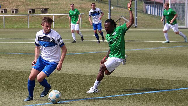 Manuel Hilser (links), hier im Duell mit Hermann Patrice Takuete vom FC Furtwangen, will mit dem FV Tennenbronn den Aufstieg in die ...