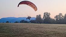 Das Motorgleitschirm-Fliegen lockt zahlreiche begeisterte Piloten auf den Wehrer Flugplatz. Eine überraschend große Zahl an Gästen ...