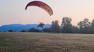 Das Motorgleitschirm-Fliegen lockt zahlreiche begeisterte Piloten auf den Wehrer Flugplatz. Eine überraschend große Zahl an Gästen ...