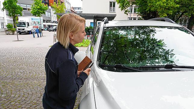 Darf der hier parken oder nicht? Nicole Greinwald vom städtischen Vollzugsdienst bei der Kontrolle auf dem oberen Kirchplatz am Rathaus.