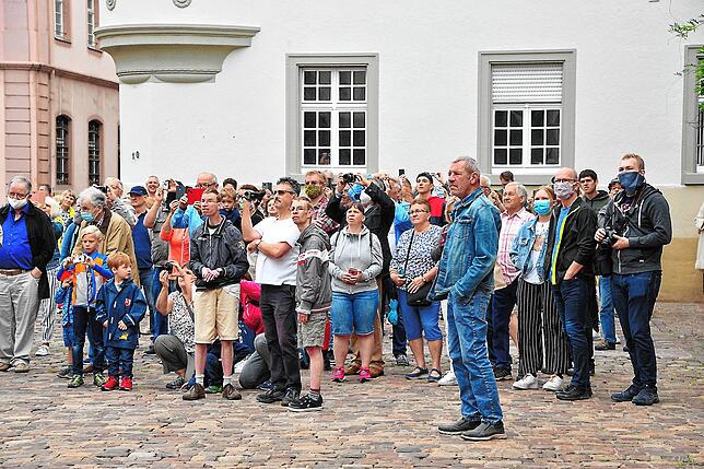 Bild 38: Eine spektakuläre Aktion: Die Münsterglocke wird in einer millimetergenauen Präzisionsarbeit aus dem Turm gehievt, zahlreiche Besucher schauen zu