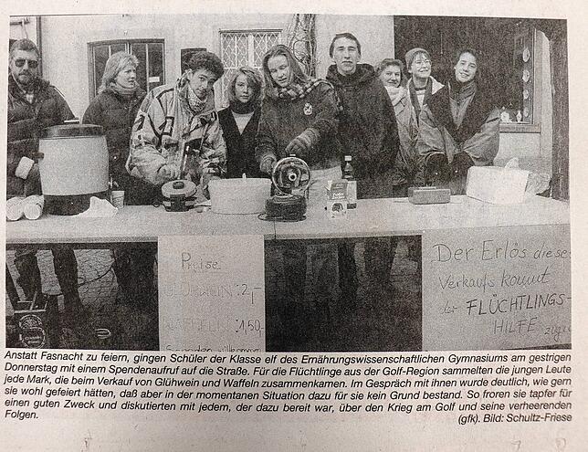 Ein Bild aus dem Februar 1991 aus dem SÜDKURIER: „Anstatt Fasnacht zu feiern, gingen Schüler der Klasse elf des ...
