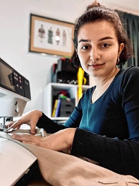 Azzurra Noailles bei der Arbeit an der Nähmaschine.