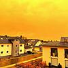 Saharastaub taucht den Himmel über Villingen in in gelbes Licht. Zum Zeitpunkt der Aufnahme im März 2022 ist das Naturphänomen besonders ...