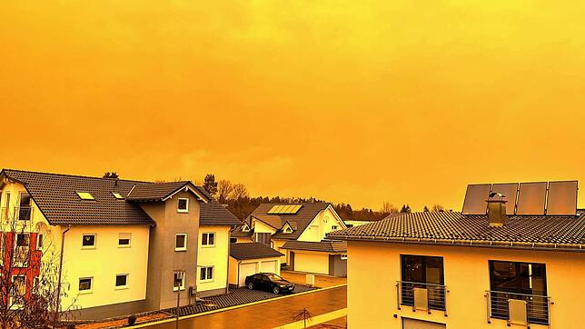 Saharastaub taucht den Himmel über Villingen in in gelbes Licht. Zum Zeitpunkt der Aufnahme im März 2022 ist das Naturphänomen besonders ...